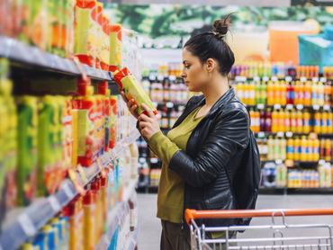 Egy fiatal háziasszony úgy döntött, hogy elmegy a szupermarketbe, és bevásárol a családjának. Reggelit, ebédet, vacsorát akart főzni, és mindent felírt a bevásárlólistájára. Gyümölcsöket, zöldségeket, bort és kozmetikumokat választott.