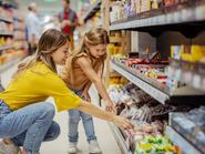 Anya és kislánya bevásárolnak a szupermarketben
