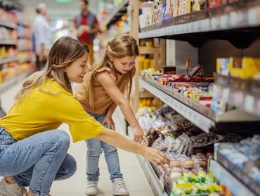 Anya és kislánya bevásárolnak a szupermarketben