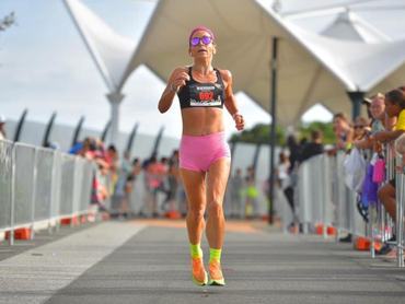 Shannon-Leigh Litt éppen beér a célba egy futóversenyen