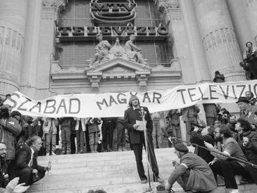 cserhalmi györgy a magyar televízió előtti tüntetésen, 1989