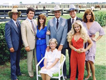 A „Dallas” című amerikai televíziós sorozat egyik promóciós fotója a szereplőgárdát ábrázolja a texasi Dallas külvárosában található Southfork-ranch területén, 1979-ben. Balról jobbra: az amerikai színészek Steve Kanaly (Ray Krebbs szerepében), Patrick Duffy (Bobby Ewing szerepében), Victoria Principal (Pamels Barnes Ewing szerepében),  (ülve), Barbara Bel Geddes (Eleanor Southworth „Miss Ellie” Ewing szerepében), Jim Davis (1909–1981) (John Ross „Jock” Ewing szerepében), Larry Hagman (John Ross „J.R.” Ewing, Jr. szerepében), Charlene Tilton (Lucy Ewing szerepében) (piros ruhában) és Linda Gray (Sue Ellen Ewing szerepében). (Fotó: CBS Photo Archive/Getty Images)