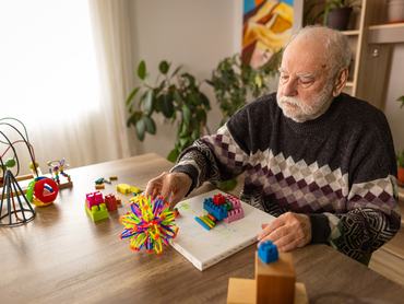 A játékterápiás foglalkozás elősegíti a demenciában szenvedő betegek általános jóllétét
