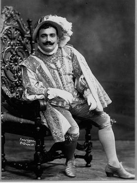 Enrico Caruso operaénekes jelmezben: díszes ruha, tollas kalap, harisnya és bajusz
