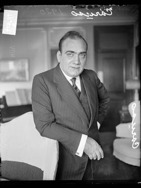 Enrico Caruso egyik karjával egy szék támlájára támaszkodik, 1920