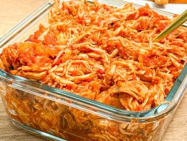 Gyors és szaftos tépett csirkemell: vajpuhára sül a paradicsomszószban