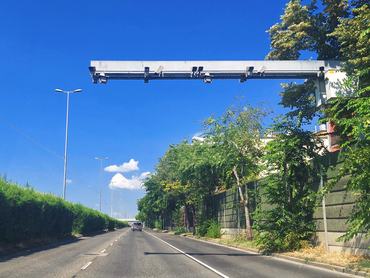 Sebességmérő fix traffipax kamerája az M5-ös autópályán Budapest közelében
