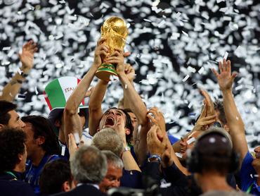 BERLIN, NÉMETORSZÁG – július 9.: Vincenzo Iaquinta, az olasz válogatott játékosa, a 2006-os FIFA világbajnokság döntőjének megnyerése után a világbajnoki trófeát emelve ünnepel az Olaszország és Franciaország közötti mérkőzés után, amelyet 2006. július 9-én rendeztek az Olympiastadionban, Berlinben, Németországban. (Fotó: Stewart Kendall/Sportsphoto/Allstar, forrás: Getty Images)