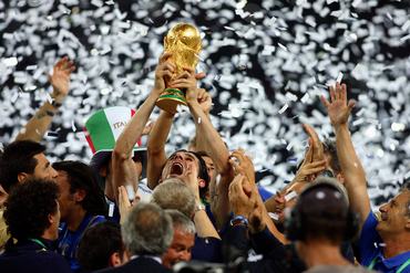 BERLIN, NÉMETORSZÁG – július 9.: Vincenzo Iaquinta, az olasz válogatott játékosa, a 2006-os FIFA világbajnokság döntőjének megnyerése után a világbajnoki trófeát emelve ünnepel az Olaszország és Franciaország közötti mérkőzés után, amelyet 2006. július 9-én rendeztek az Olympiastadionban, Berlinben, Németországban. (Fotó: Stewart Kendall/Sportsphoto/Allstar, forrás: Getty Images)
