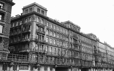 A Hungária Szálló a pesti alsó rakpartról nézve 1943