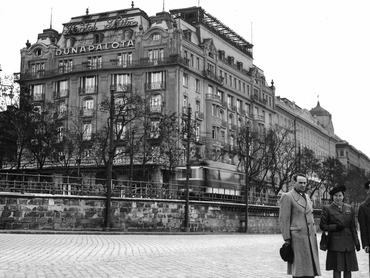 Carl Lutz 2 ismeretlen társaságában a budapesti alsó rakparton 1943