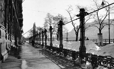 A Dunakorzó a Lánchíd felől az Erzsébet híd felé nézve,1942
