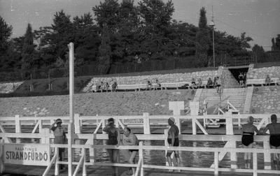 A Palatinus strandfürdő dunai uszodája a Margit-sziget mellett.