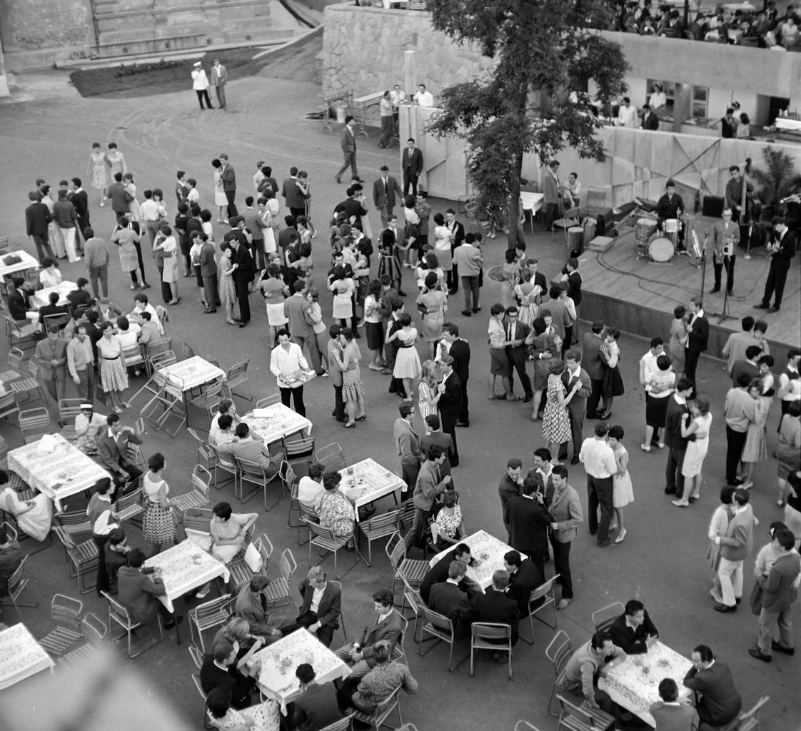 Várkert Bazár, Budai Ifjúsági Park, a színpadon a Bergendy-együttes 1963-ban