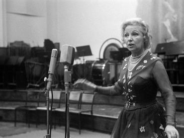 Bársony Rózsi színésznő a Magyar Rádió stúdióban, a mikrofon előtt, 1964-ben