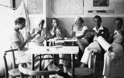 hatan fagylaltoznak egy cukrászdában, 1937-ben