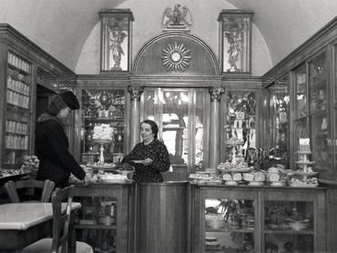 a ruszwurm cukrászda belső tere, eladó és vevő, 1939-ben