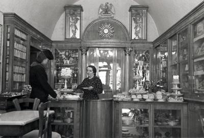 a ruszwurm cukrászda belső tere, eladó és vevő, 1939-ben