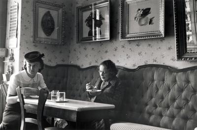2 nő a budapesti Ruszwurm cukrászdában, 1939