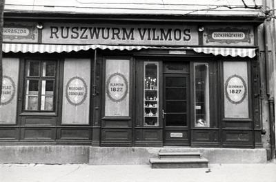 Ruszwurm Vilmos cukrászdájának homlokzata, 1939