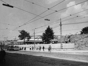 Az Alkotás utca, szemben a Déli pályaudvar, háttérben a budai Várban lévő Hadtörténeti Múzeum 1962-ben