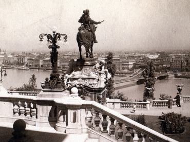 kilátás a Királyi Palota (később Budavári Palota) Habsburg-lépcsőjéről az Országház és a Széchenyi Lánchíd felé, előtérben a Savoyai teraszon Savoyai Jenő lovasszobra