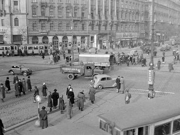 A Nyugati (Marx) tér, szemben a Szent István körút és a Váci út között házsor 1950-ben