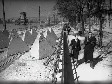 Dunakorzó, tankakadályok a villamossíneken, háttérben a lerombolt Széchenyi Lánchíd, 1945