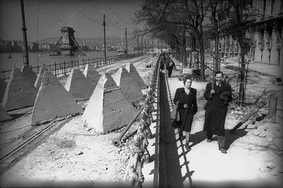 Dunakorzó, tankakadályok a villamossíneken, háttérben a lerombolt Széchenyi Lánchíd, 1945