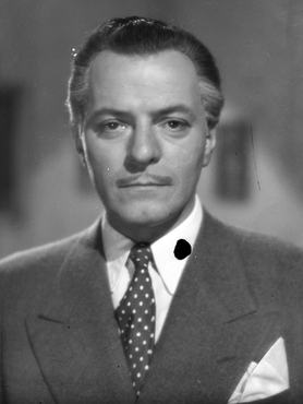 Jávor Pál színművész az Életre ítéltek! című filmben, pöttyös nyakkendőben, díszzsebkendővel