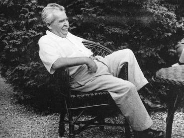 Móricz Zsigmond egy fonott karosszékben ül leányfalui házának kertjében, 1940