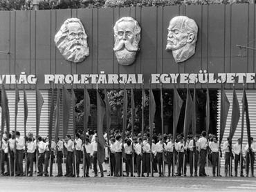 "Világ proletárjai egyesüljetek" felirat az Ötvenhatosok terén (Felvonulási tér), a május 1-i ünnepségen 1978-ban.