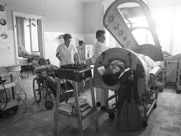 Baba utca 14., a János Kórház Légzésrehabilitációs Osztálya (eredetileg a Járitz-villa). Járványos gyermekbénulás következtében légzésbénulást szenvedett beteg a vastüdőben.