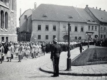 kilátás a Halászbástyától a Szentháromság tér felé. Szemben a Tárnok utca - Szentháromság utca sarkán a régi budai Városháza épülete, jobbra a Mátyás-templom.