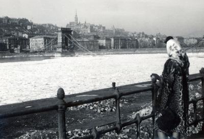 Dunakorzó, látkép a lerombolt Széchenyi Lánchíd és budai Vár felé, 1945