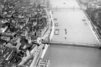 Légifotó 1930-ból,  dunai uszodák, az Erzsébet és a Szabadság híd között.