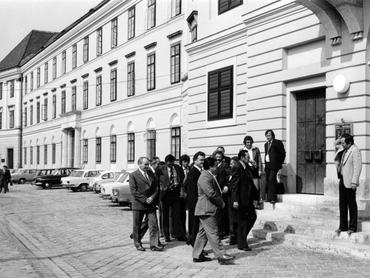 Színház utca, az egykori Karmelita kolostor és a Várszínház épülete.