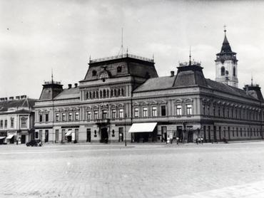 A bajai Szentháromság (Szent István) tér, szemben a Grassalkovich-kastély (később Városháza), mögötte a Páduai Szent Antal-templom tornya 1934-ben
