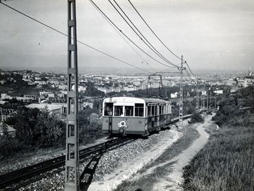 a Fogaskerekű az Orgonás megálló előtt.