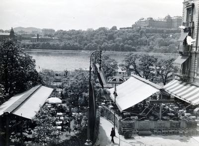 A Kioszk (Hangli) a Vigadó téren, jobbra a Dunakorzó Kávéház terasza, 1942