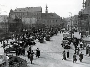 Bécsi kapu tér, balra a Magyar Országos Levéltár épülete
