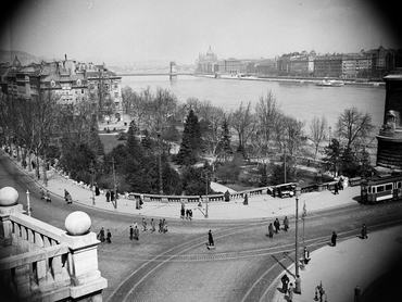 Kilátás a Gellért-hegyről a Lánchíd és az Országház felé, előtérben a Döbrentei tér és az Erzsébet híd budai hídfője 1940-ben