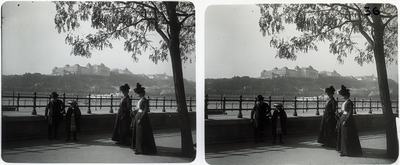 2 sétáló nő a Dunakorzón 1900