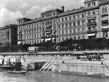a Pesti Duna-part, a Hungária és a Bristol szálló látképe1930-ban