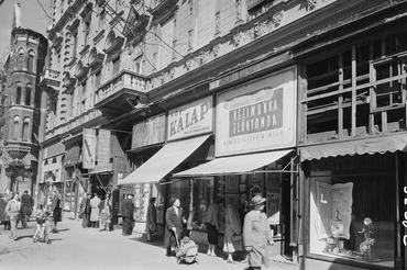 Budapest, VII. kerület, Erzsébet körút utcaképe, óra, kalap, nyomda üzletekkel