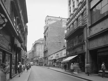 A Váci utca a Párizsi (Párisi) utca felől, a Régi posta utca felé nézve 1963-ban