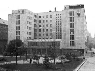 Kép 1956-ból. Jászai Mari tér, az ÁVH egykori, ekkor már a BM-hez tartozó épülete
