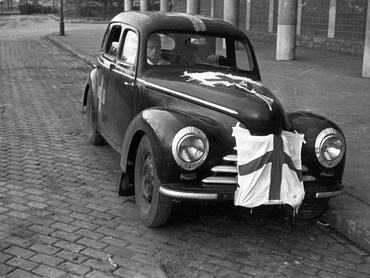 Skoda 1101 Tudor személygépkocsi az ÁVH egykori épülete előtt