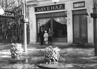 Apa, anya és gyermeke a Szépkilátás cukrászda előtt, 1930-ban