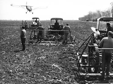 Mezőgazdasági munkák traktorral és repülőgéppel, 1968-ban.